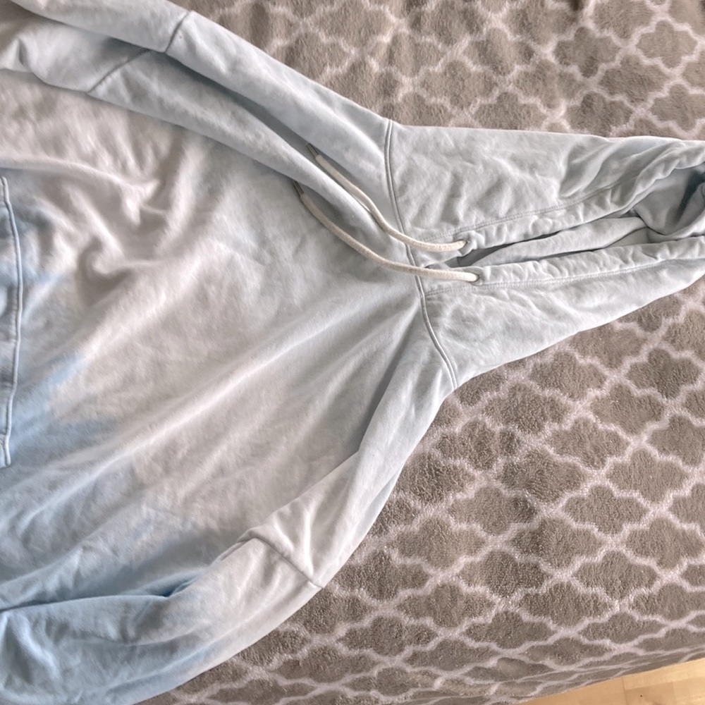 Ombré blue and white sweatshirt